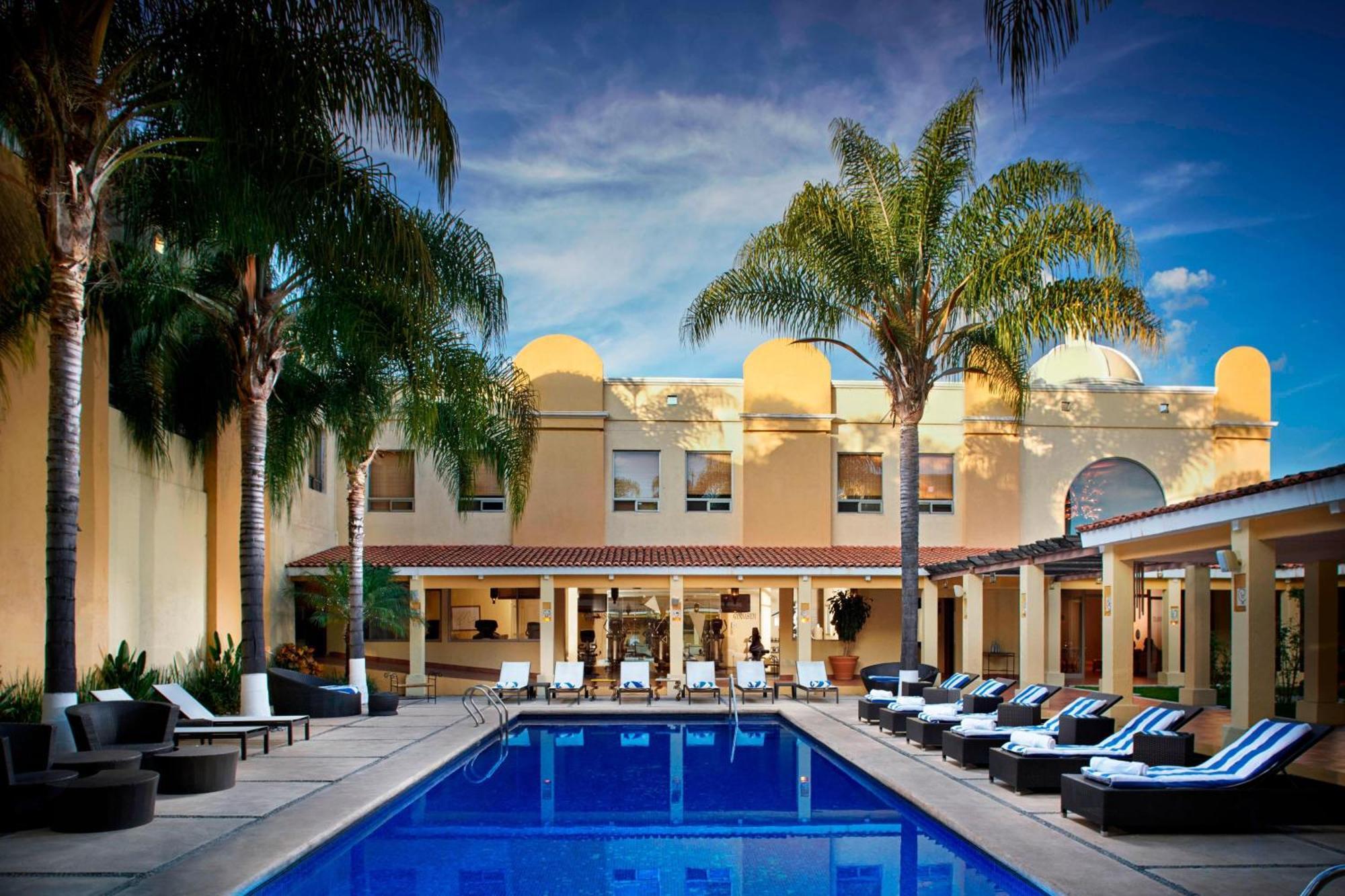 Fiesta Americana Hacienda Ixtapan De La Sal Exteriör bild The pool at the hotel