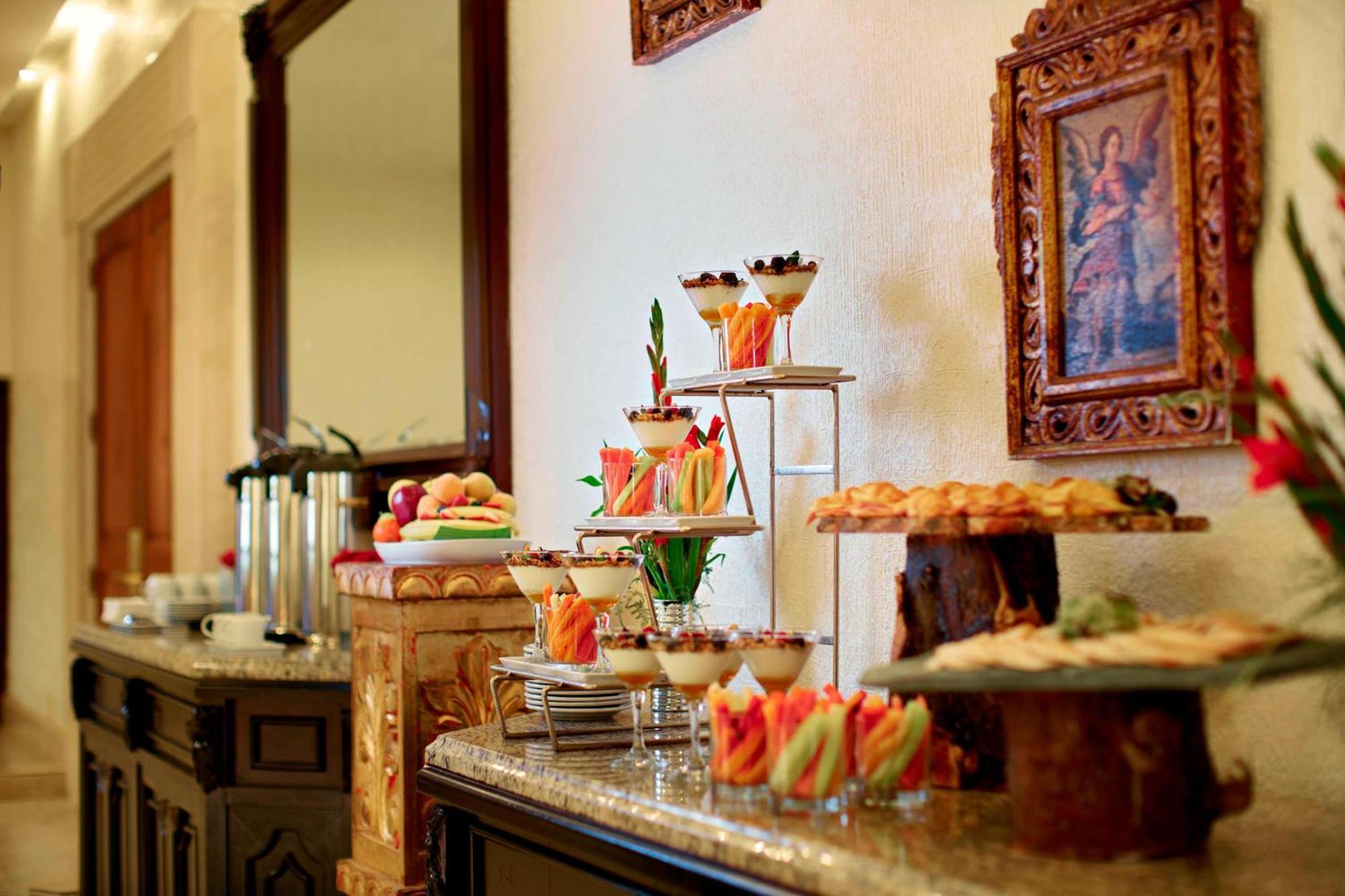 Fiesta Americana Hacienda Ixtapan De La Sal Exteriör bild A buffet at a hotel