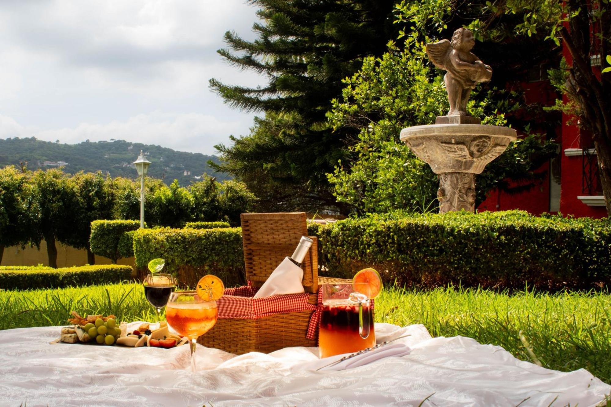 Fiesta Americana Hacienda Ixtapan De La Sal Exteriör bild A picnic in Italy