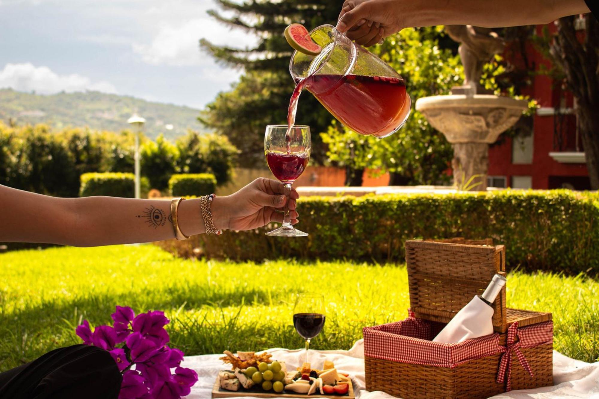 Fiesta Americana Hacienda Ixtapan De La Sal Exteriör bild Wine being poured into a wine glass
