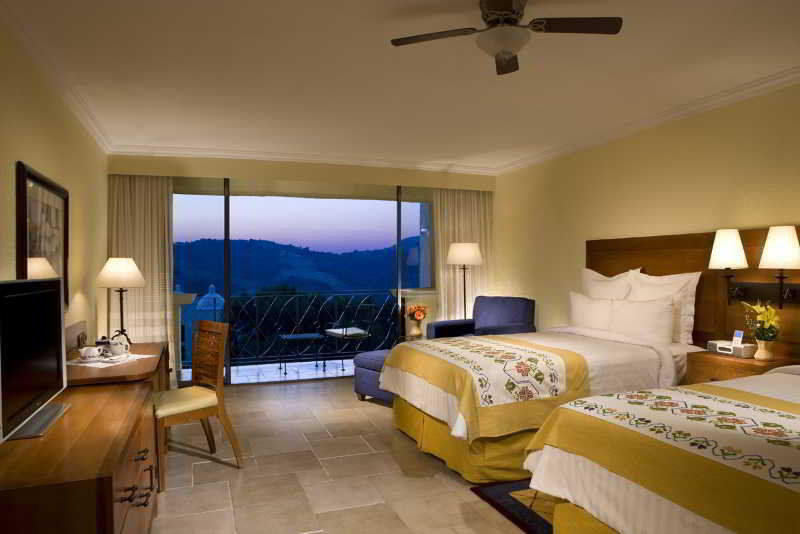 Fiesta Americana Hacienda Ixtapan De La Sal Exteriör bild A guest room at the Four Seasons Resort