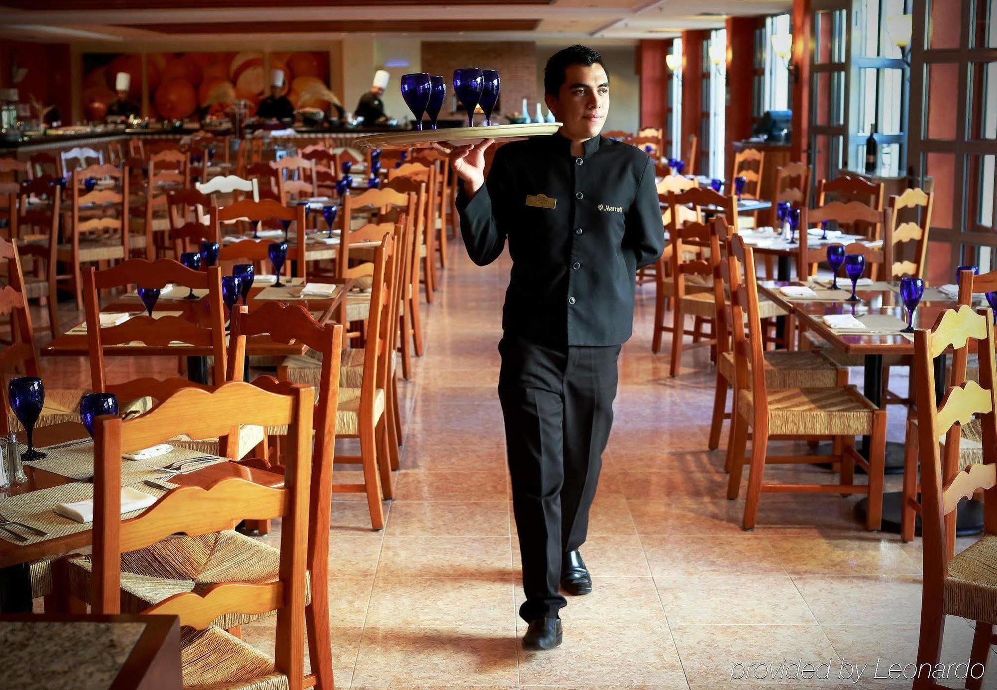 Fiesta Americana Hacienda Ixtapan De La Sal Exteriör bild A restaurant busboy