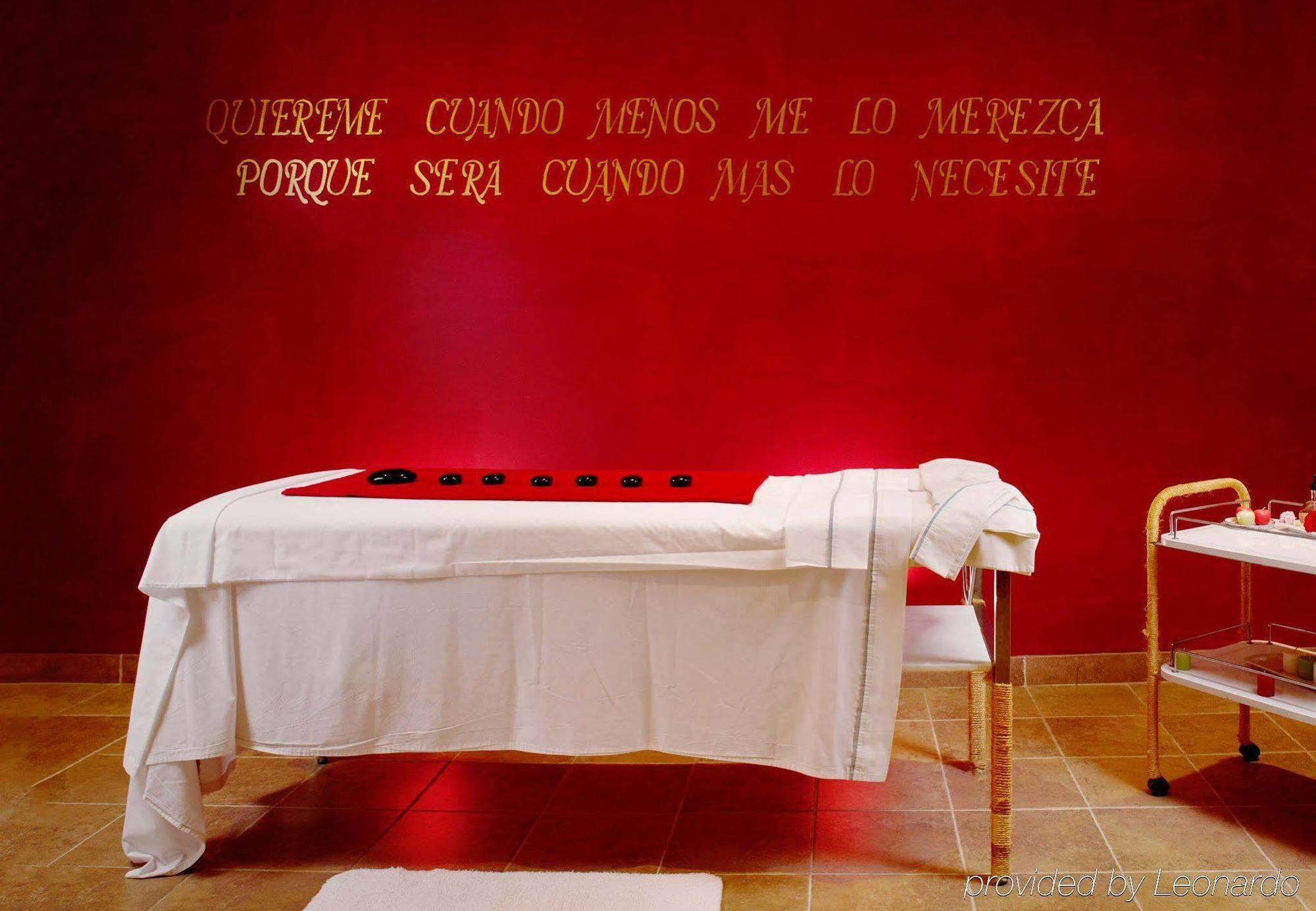 Fiesta Americana Hacienda Ixtapan De La Sal Exteriör bild A massage table