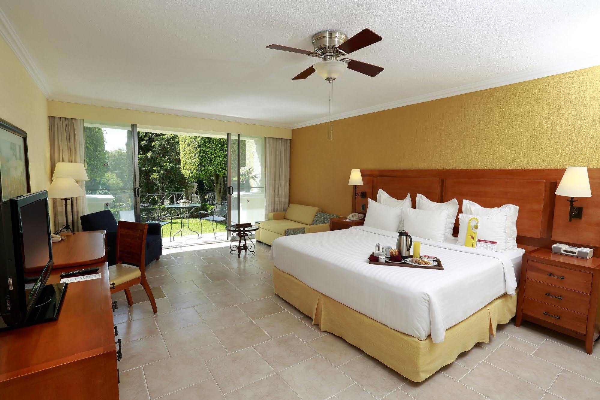 Fiesta Americana Hacienda Ixtapan De La Sal Exteriör bild A room at the Hilton San Salvador